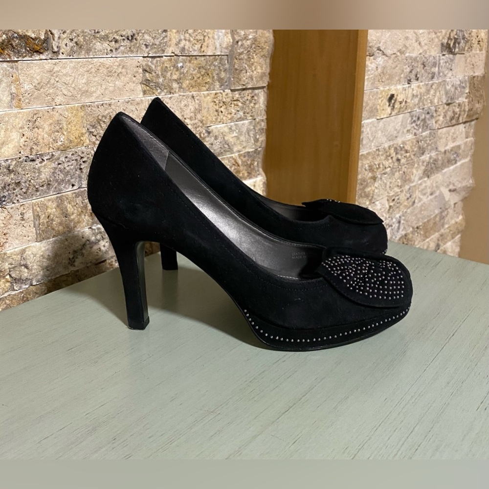 🖤🎀Tahari Black Suede Heels with Bow Detail